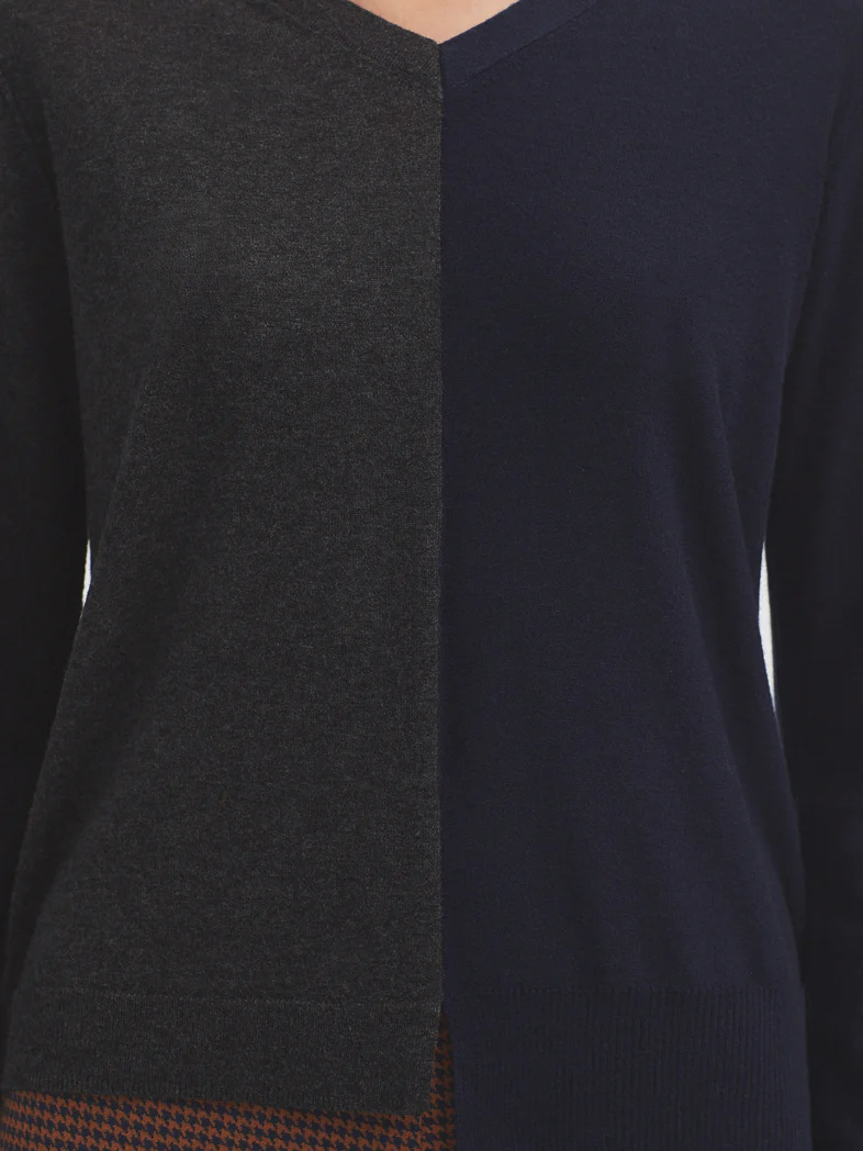 Bicolor V-Neck Sweater in Navy - Image 3