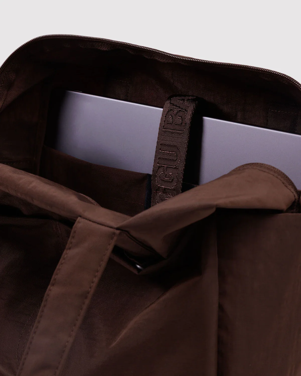 Everyday Cloud Bag in Coffee - Image 3