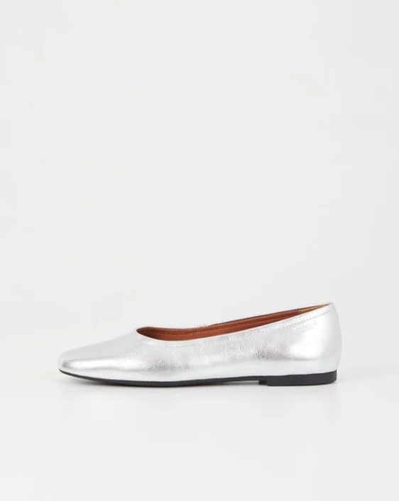 Jolin Flat in Silver - Image 4