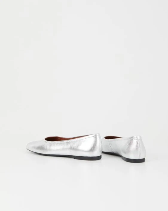 Jolin Flat in Silver - Image 5