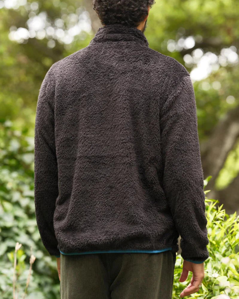 Shaggy Pullover in Black - Image 3