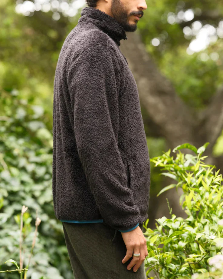 Shaggy Pullover in Black - Image 4