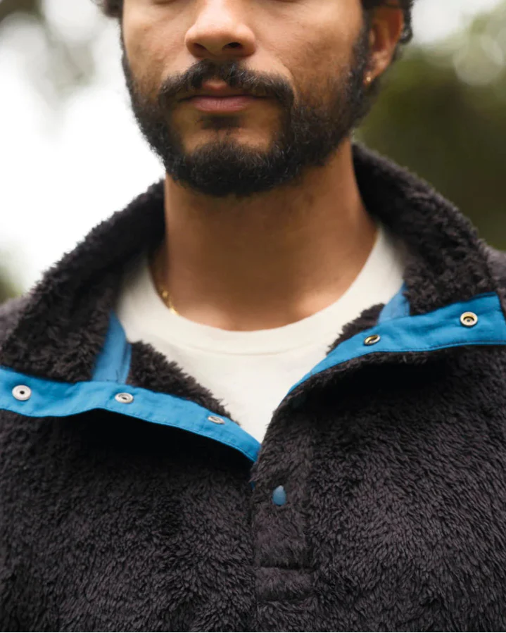 Shaggy Pullover in Black - Image 5